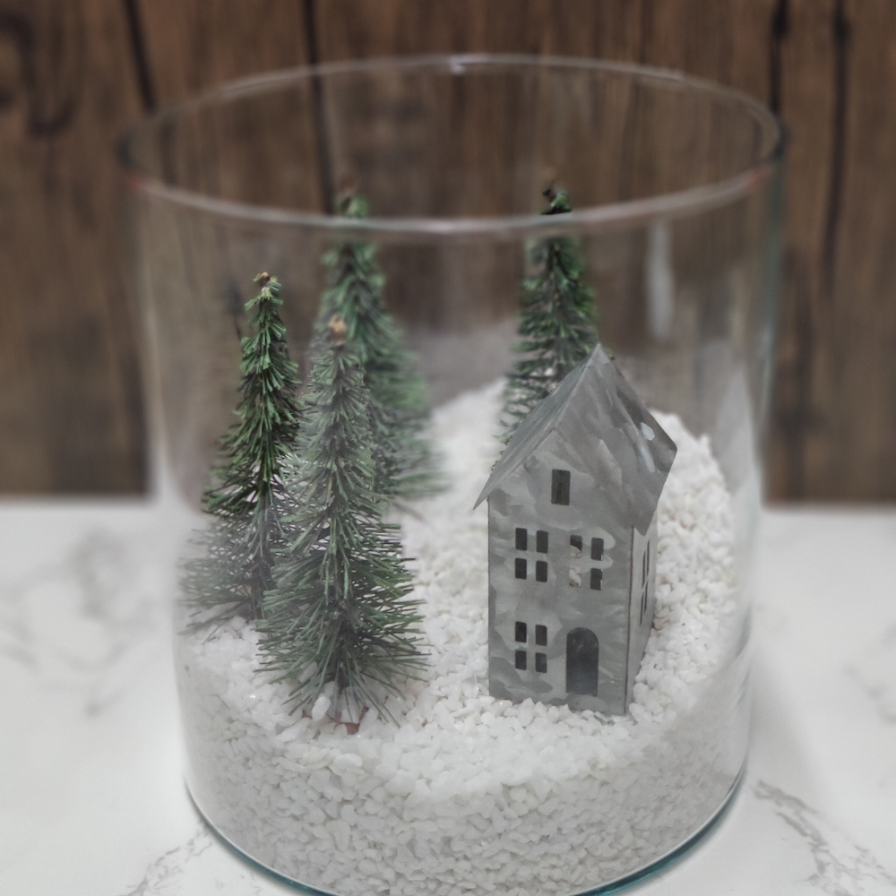MINIATURE CHRISTMAS SITTING IN GlASS VASE. FOR LOCAL DALLAS ONLY! CAN'T SHIP!